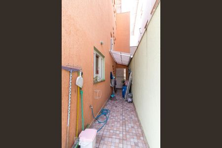 Casa à venda com 183m², 3 quartos e 3 vagasCorredor lateral externo