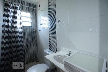 Banheiro de apartamento para alugar com 1 quarto, 35m² em Brás de Pina, Rio de Janeiro