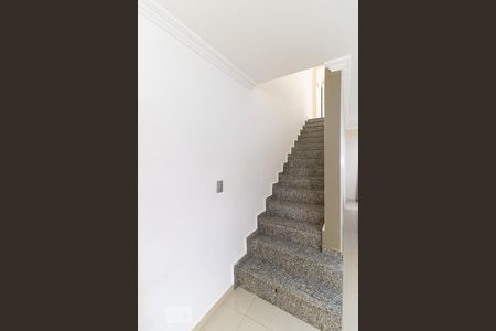Casa à venda com 150m², 3 quartos e 2 vagasEscada