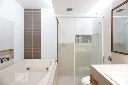 Apartamento à venda com 714m², 3 quartos e 3 vagasBanheiro da Suíte 1