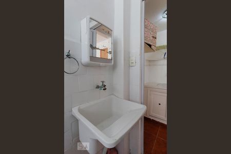 Banheiro de kitnet/studio para alugar com 1 quarto, 25m² em Bela Vista, São Paulo