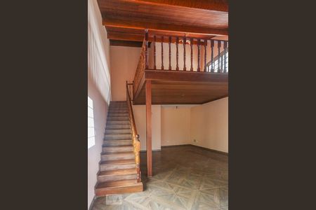 Casa à venda com 160m², 3 quartos e 6 vagasEscada