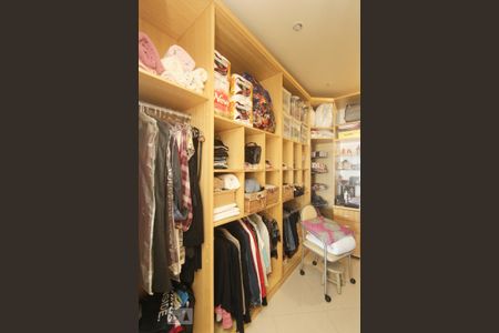Casa à venda com 400m², 3 quartos e 8 vagasCLOSET