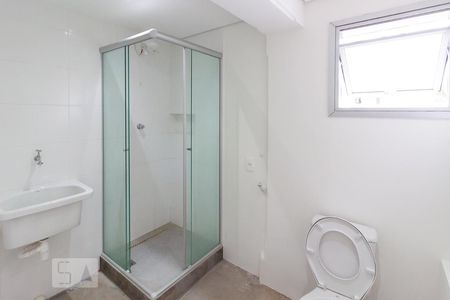 Banheiro de kitnet/studio para alugar com 1 quarto, 28m² em Vila Indiana, São Paulo
