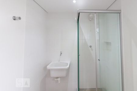 Banheiro de kitnet/studio para alugar com 1 quarto, 28m² em Vila Indiana, São Paulo