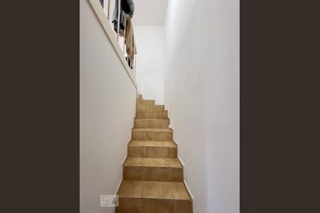 Apartamento à venda com 70m², 2 quartos e 2 vagas Apartamento à venda com 70m², 2 quartos e 2 vagasEscada