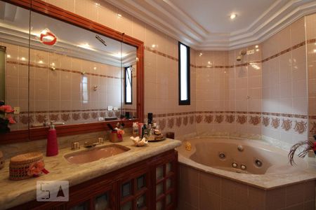 Apartamento à venda com 260m², 4 quartos e 2 vagasBanheiro da Suíte 1