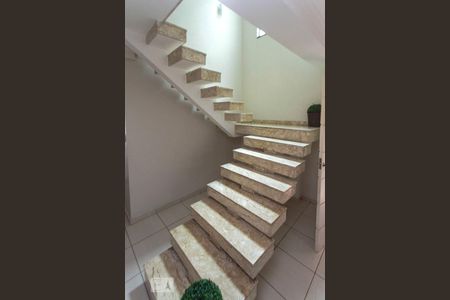 Escada de casa para alugar com 3 quartos, 283m² em Vila Primavera, São Paulo