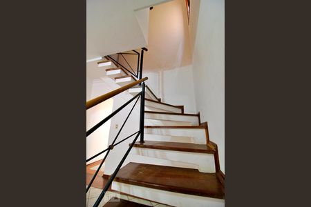 Casa à venda com 185m², 3 quartos e 2 vagasEscada