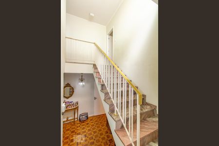 Escada Hall  de casa para alugar com 3 quartos, 300m² em Vila Regente Feijó, São Paulo