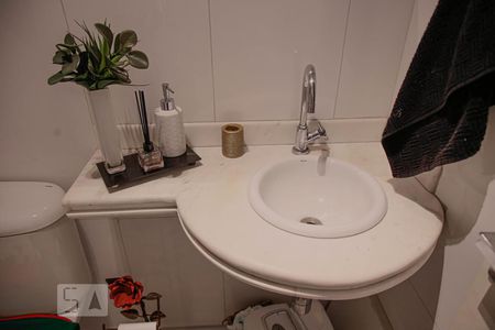 Casa de condomínio à venda com 220m², 4 quartos e 4 vagasLavabo