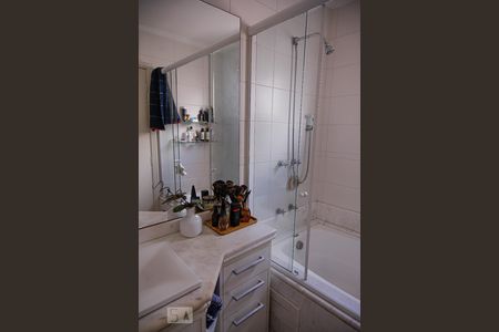 Casa de condomínio à venda com 220m², 4 quartos e 4 vagasBanheiro da Suíte