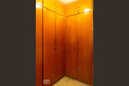 Casa à venda com 300m², 3 quartos e 2 vagasCloset Suíte 1