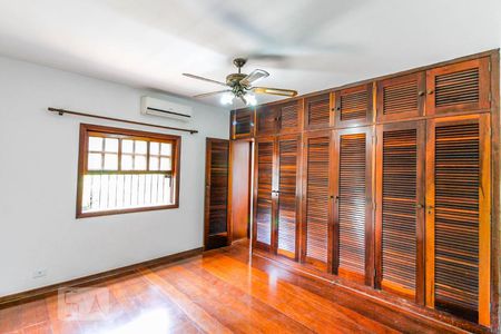 Casa à venda com 200m², 3 quartos e 2 vagas Casa à venda com 200m², 3 quartos e 2 vagasSuíte