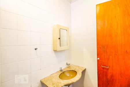 Casa à venda com 200m², 3 quartos e 2 vagas Casa à venda com 200m², 3 quartos e 2 vagasBanheiro de Serviço
