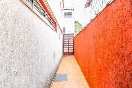 Casa à venda com 200m², 3 quartos e 2 vagas Casa à venda com 200m², 3 quartos e 2 vagasCorredor lateral