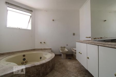 Apartamento à venda com 350m², 4 quartos e 5 vagasBanheiro da suíte 4