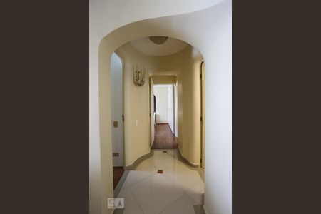 Corredor de apartamento para alugar com 2 quartos, 102m² em Vila Suzana, São Paulo
