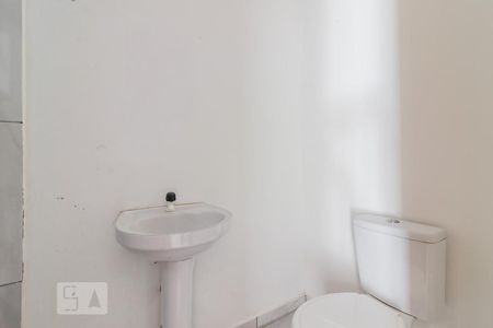 Banheiro de casa de condomínio para alugar com 2 quartos, 49m² em Ponta Grossa, Porto Alegre