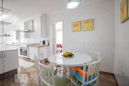 Apartamento à venda com 260m², 4 quartos e 4 vagasCozinha