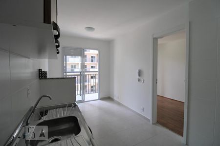 Cozinha e sala de kitnet/studio para alugar com 1 quarto, 28m² em Água Branca, São Paulo