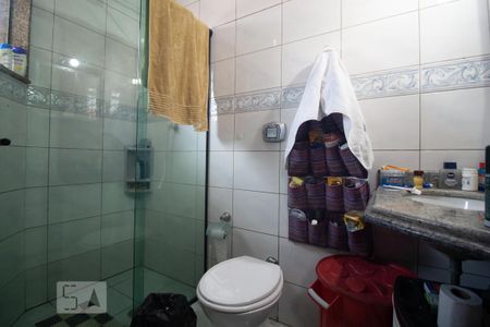 Casa à venda com 149m², 3 quartos e 4 vagasBanheiro do quarto 1