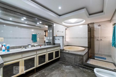 Apartamento à venda com 504m², 5 quartos e 4 vagasBanheiro da Suíte 2