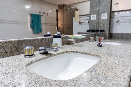 Apartamento à venda com 504m², 5 quartos e 4 vagasBanheiro da Suíte 2