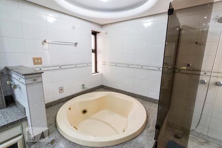 Apartamento à venda com 504m², 5 quartos e 4 vagasBanheiro da Suíte 2