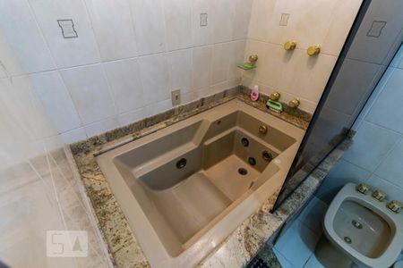 Apartamento à venda com 504m², 5 quartos e 4 vagasBanheiro da Suíte 1
