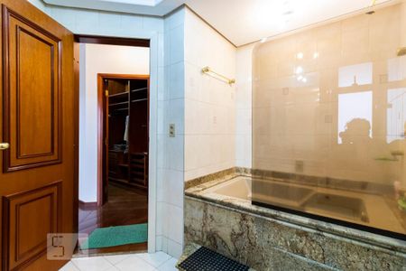 Apartamento à venda com 504m², 5 quartos e 4 vagasBanheiro da Suíte 1