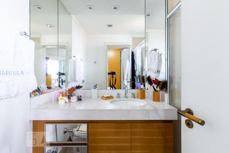 Apartamento à venda com 243m², 2 quartos e 3 vagasBanheiro Suite 1