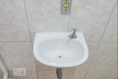 Banheiro de kitnet/studio para alugar com 1 quarto, 32m² em São Cristóvão, Rio de Janeiro