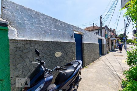 Casa à venda com 150m², 4 quartos e 1 vaga Casa à venda com 150m², 4 quartos e 1 vagaFrente
