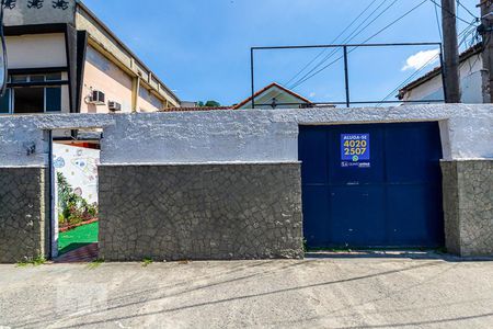 Casa à venda com 150m², 4 quartos e 1 vaga Casa à venda com 150m², 4 quartos e 1 vagaFrente (plaquinha Quinto Andar)