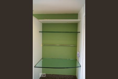 Apartamento à venda com 79m², 3 quartos e 2 vagasMesa e Prateleiras da Cozinha