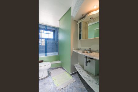 Casa à venda com 340m², 3 quartos e 3 vagasBanheiro da Suíte 2