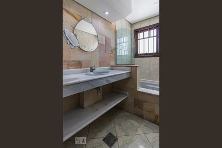 Casa à venda com 340m², 3 quartos e 3 vagasBanheiro da Suíte 1