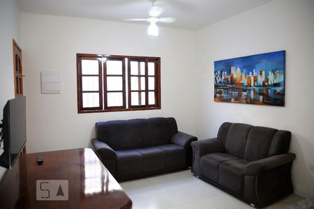 Sala de casa de condomínio para alugar com 2 quartos, 73m² em Maracanã, Praia Grande