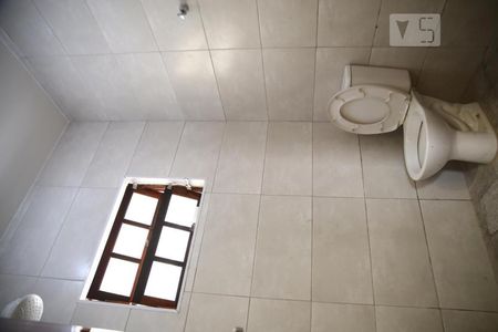 Banheiro de casa de condomínio para alugar com 2 quartos, 73m² em Maracanã, Praia Grande