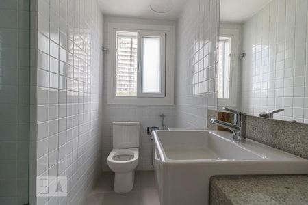 Banheiro da Suíte de apartamento à venda com 2 quartos, 64m² em Vila Ipiranga, Porto Alegre