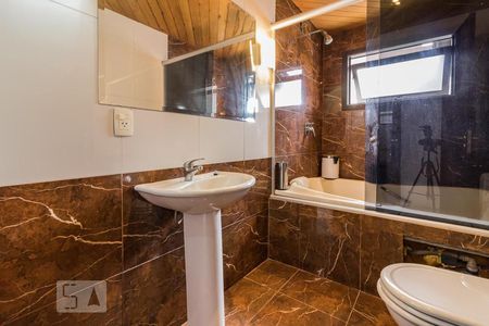 Casa à venda com 980m², 5 quartos e 8 vagasbanheiro da suite