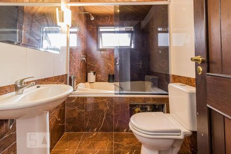 Casa à venda com 980m², 5 quartos e 8 vagasbanheiro da suite