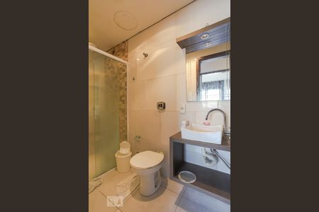 Banheiro de apartamento à venda com 1 quarto, 46m² em Vila Jardim, Porto Alegre