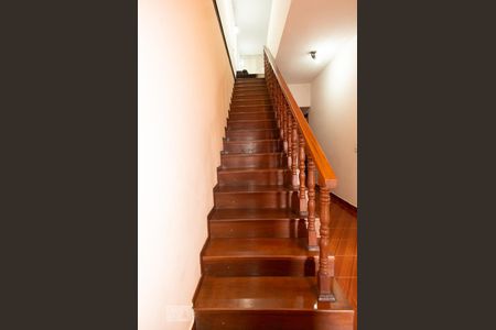 Escadas de casa à venda com 5 quartos, 201m² em Piqueri, São Paulo
