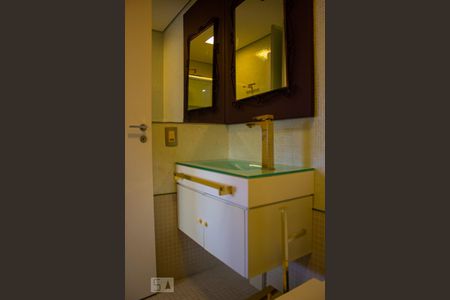 Banheiro de kitnet/studio para alugar com 1 quarto, 50m² em Bela Vista, São Paulo