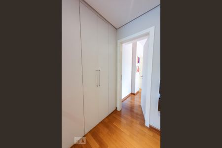 Apartamento à venda com 260m², 4 quartos e 5 vagas Apartamento à venda com 260m², 4 quartos e 5 vagasCorredor