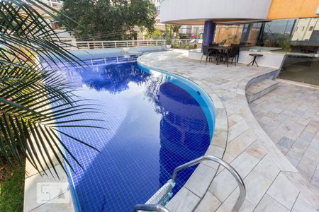 Apartamento à venda com 260m², 4 quartos e 5 vagas Apartamento à venda com 260m², 4 quartos e 5 vagasÁrea comum - Piscina