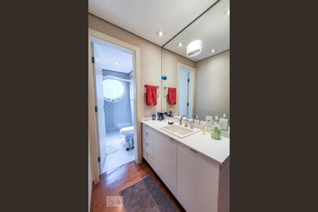 Apartamento à venda com 260m², 4 quartos e 5 vagas Apartamento à venda com 260m², 4 quartos e 5 vagasBanheiro Corredor