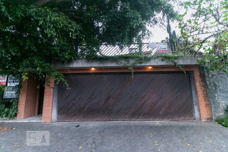 Casa à venda com 320m², 4 quartos e 3 vagas Casa à venda com 320m², 4 quartos e 3 vagasFachada